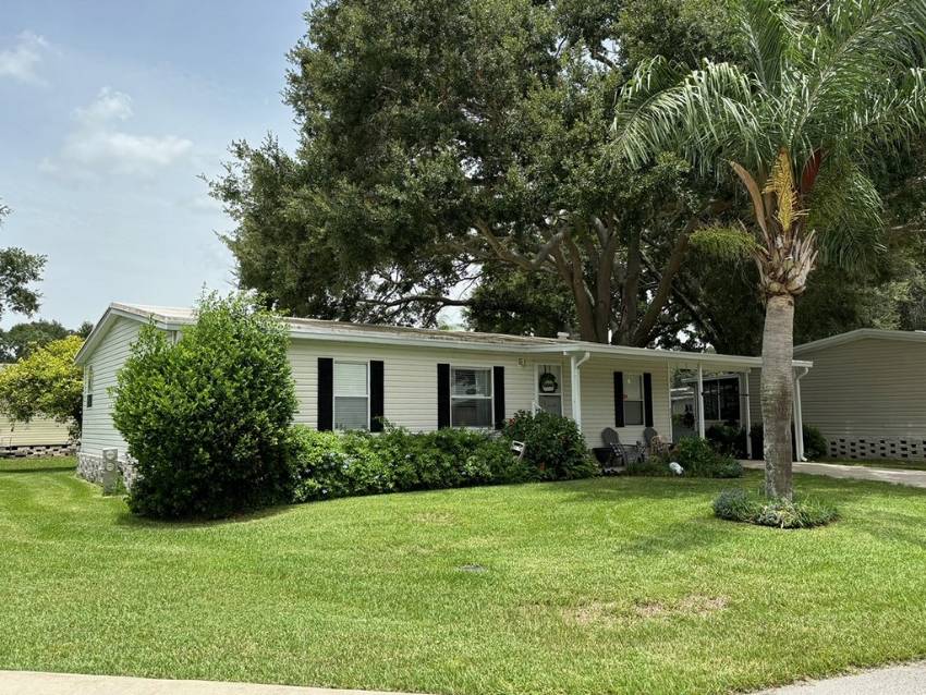 Lake Alfred, FL Mobile Home for Sale located at 322 Winter Garden Ct. Kings Pointe